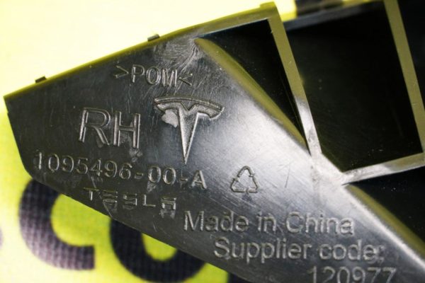 Направляющая крыла переднего правого (ракушка) new Tesla S