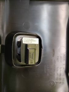 Панель(накладка) с кнопкой открытия капота в подкапотном боксе Tesla Model Y (NEW)