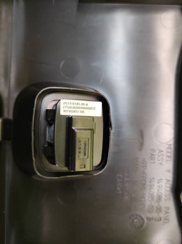Панель(накладка) с кнопкой открытия капота в подкапотном боксе Tesla Model Y (NEW)