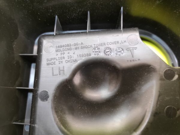 Накладка пластиковая стакана передней стойки слева Tesla Model Y (NEW)