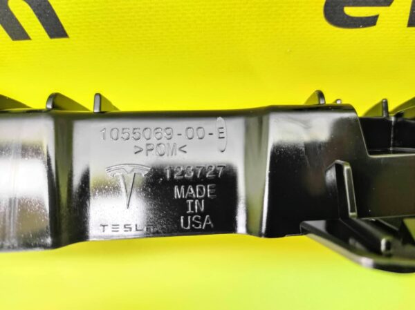 Кронштейн накладки (Grille) направляющая переднего бампера Tesla Model X