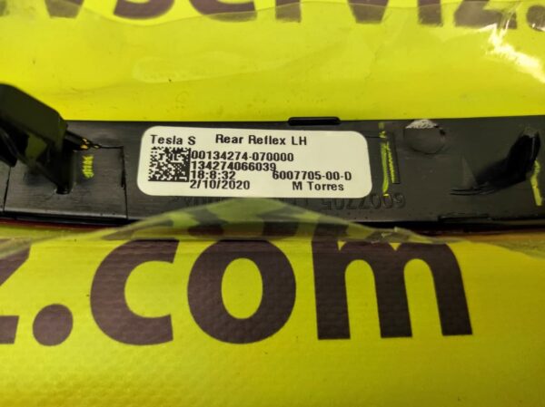 Отражатель(катафот) в накладке нижней заднего бампера слева Tesla MS, MS2