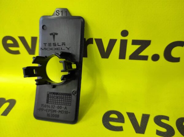 Кронштейн датчика парктроника S11 в облицовке заднего бампера Tesla model Y